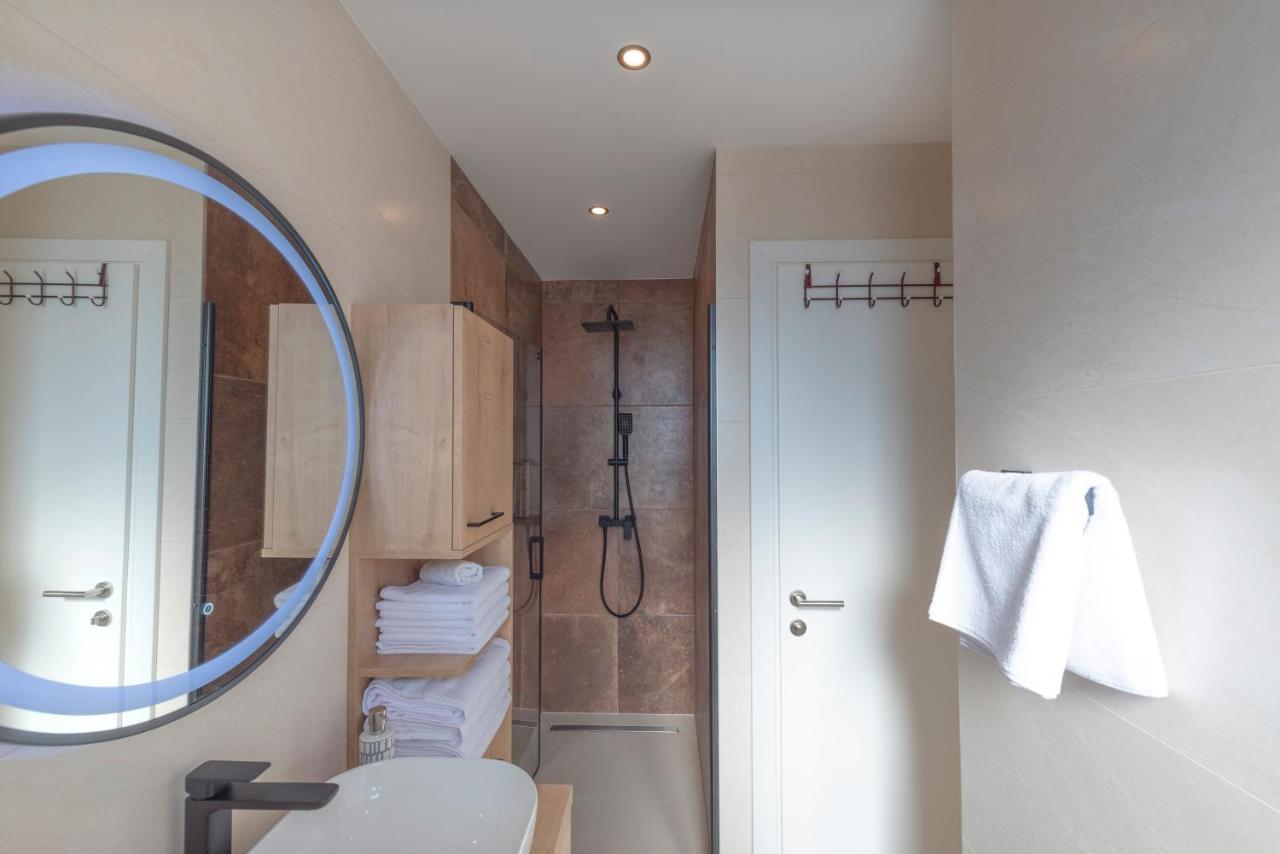 Sunny Bo Villa With A Heated Pool And Rooftop Jacuzzi Kaštela Extérieur photo